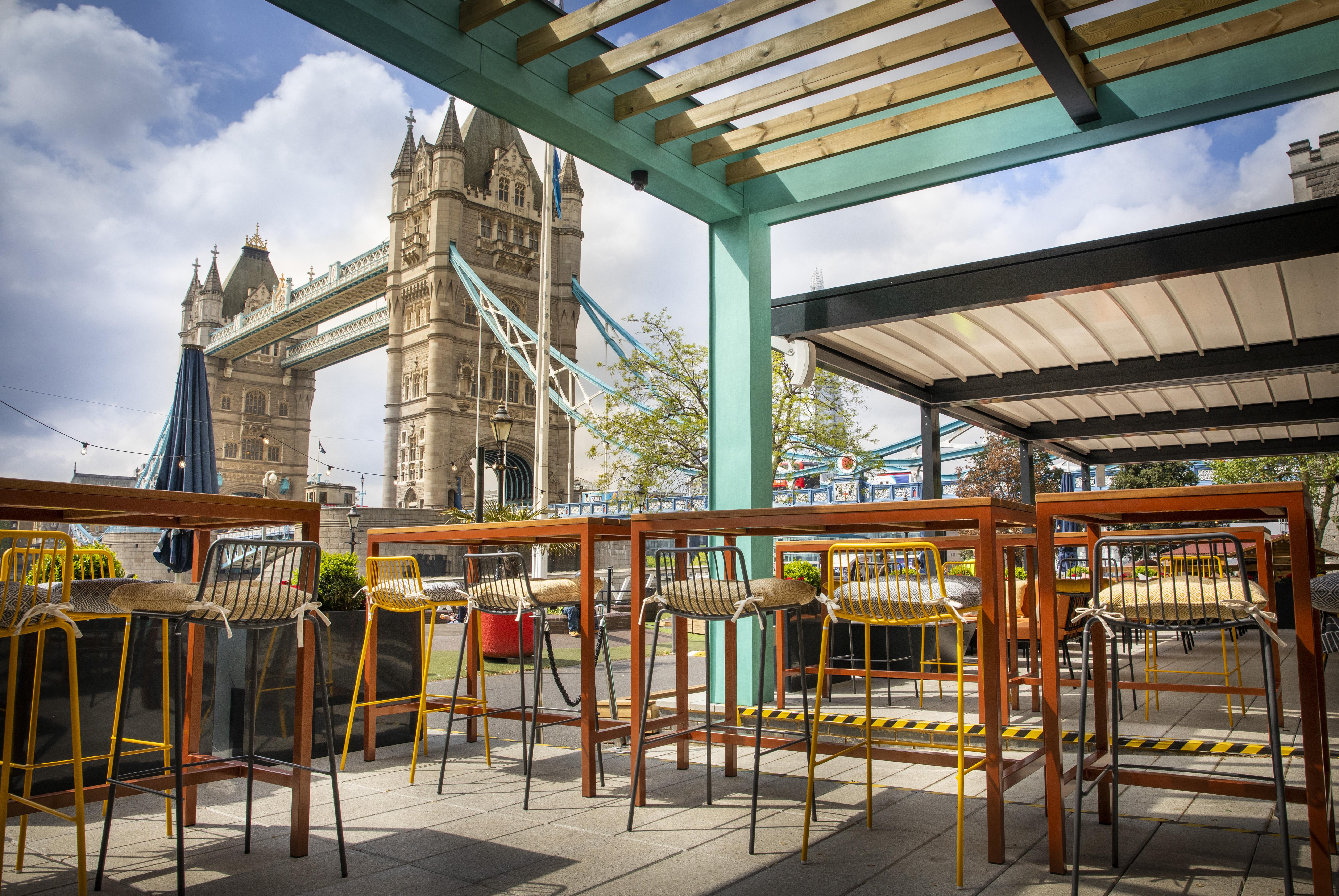 The Tower Hotel, By Thistle Londres Exterior foto The view of the Tower Bridge from the terrace of the restaurant