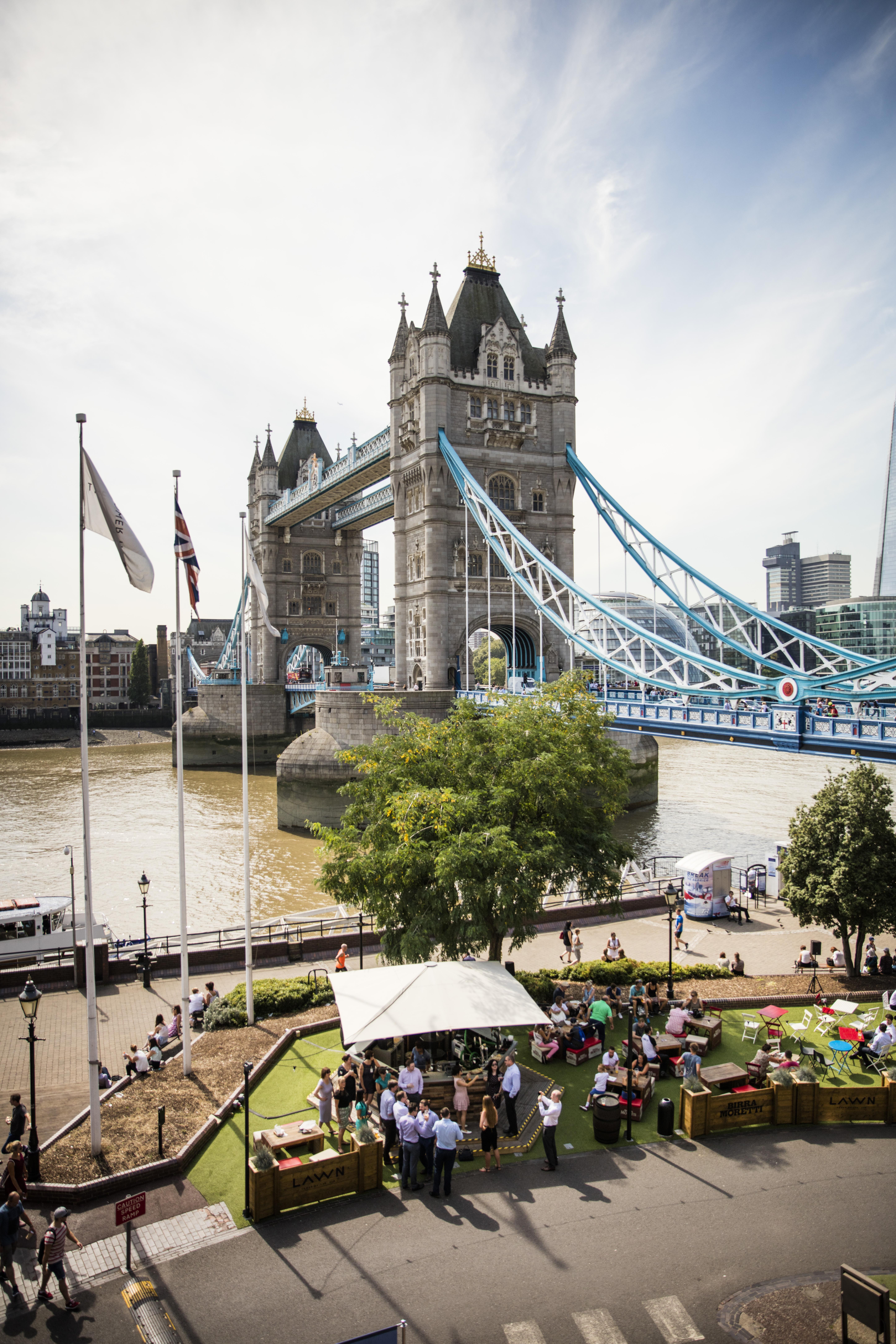The Tower Hotel, By Thistle Londres Exterior foto "The lawn is a great place to play golf"