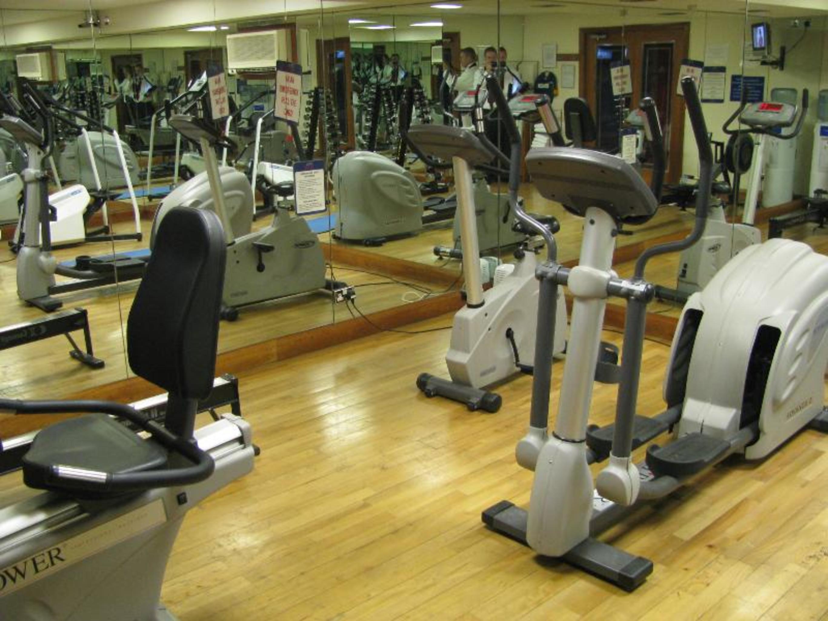 The Tower Hotel, By Thistle Londres Exterior foto Elliptical bikes in a gym