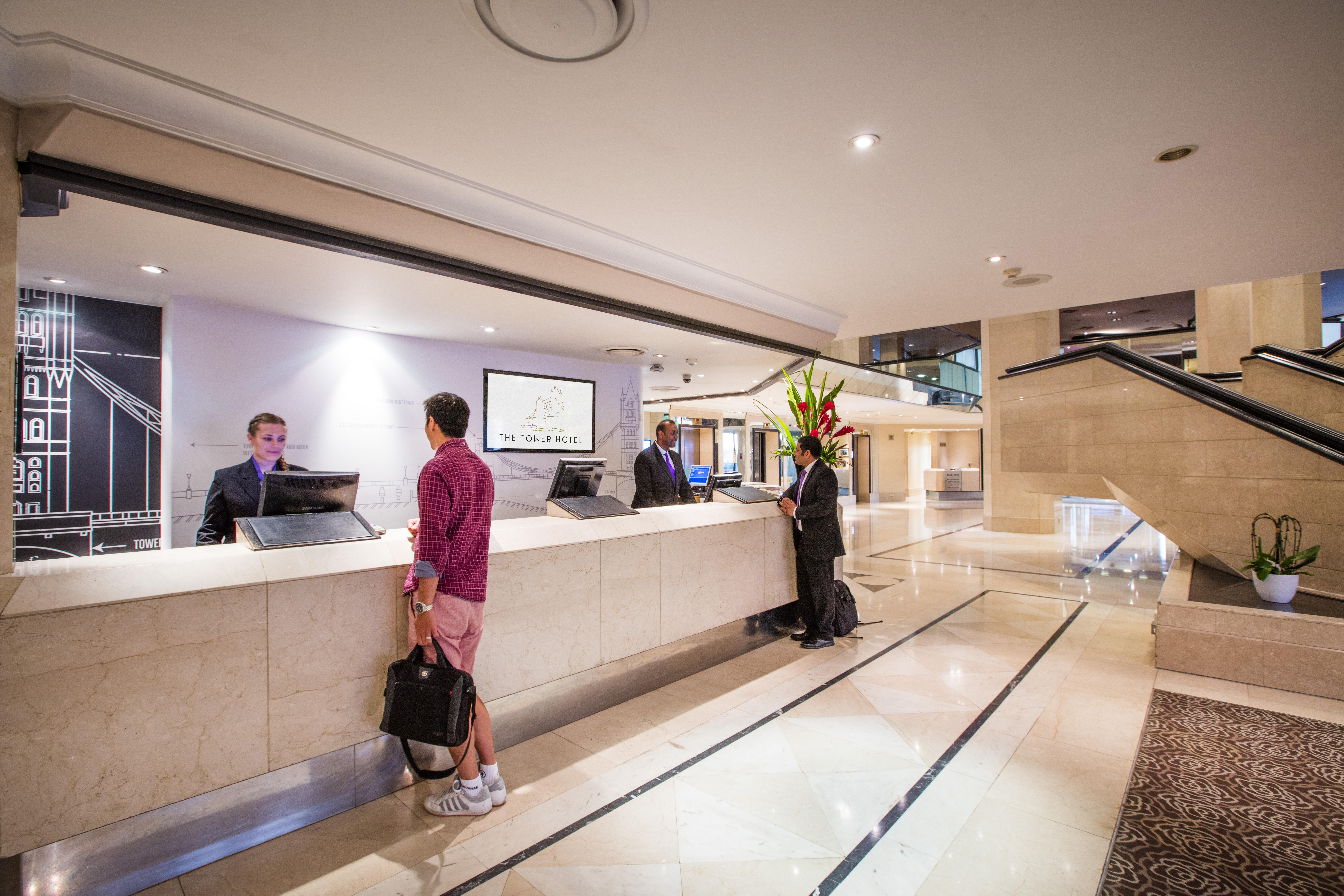 The Tower Hotel, By Thistle Londres Exterior foto Reception desk at The Tower Hotel