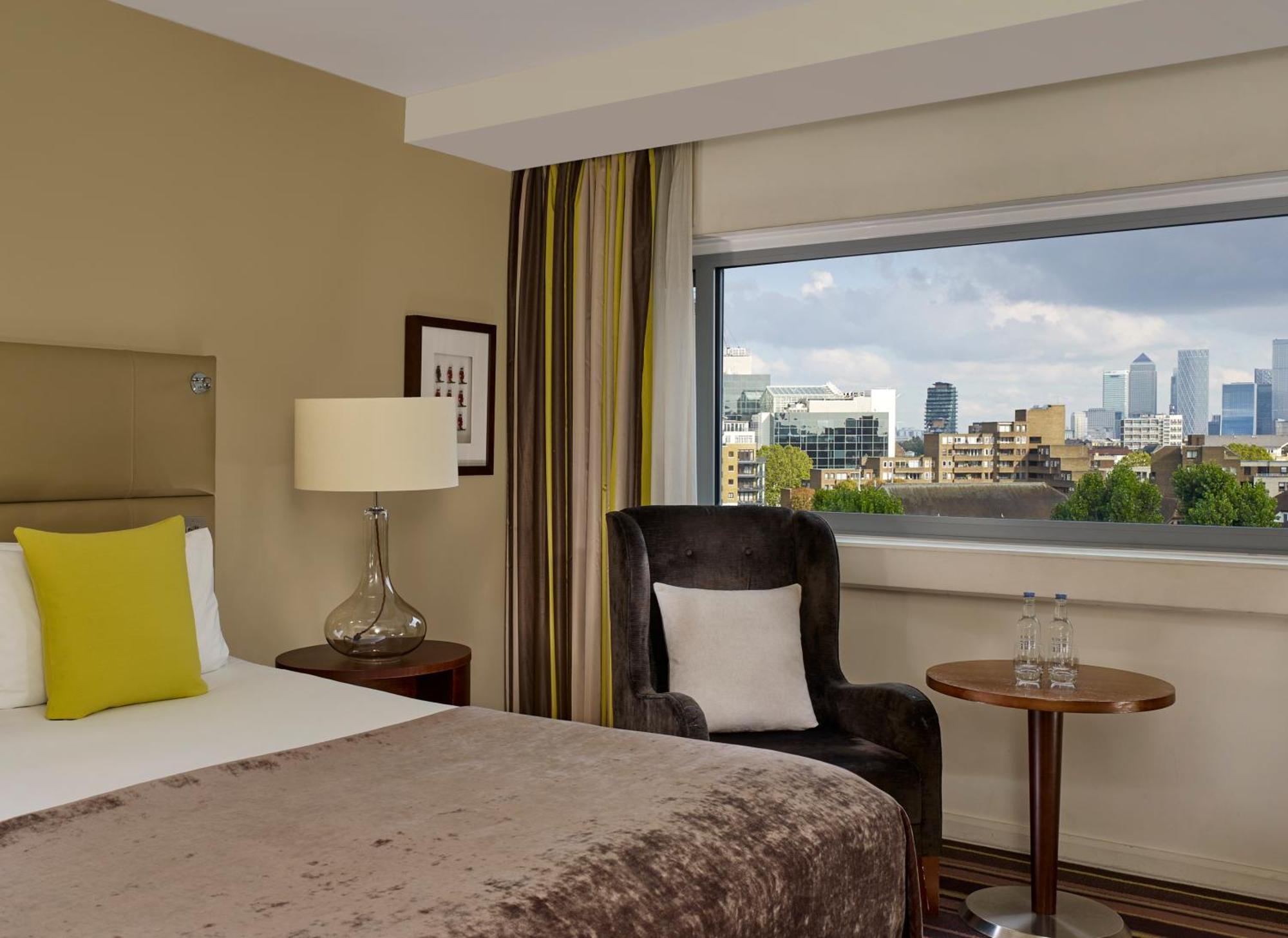 The Tower Hotel, By Thistle Londres Exterior foto The view of the Canary Wharf skyline from a room at the Intercontinental London West End