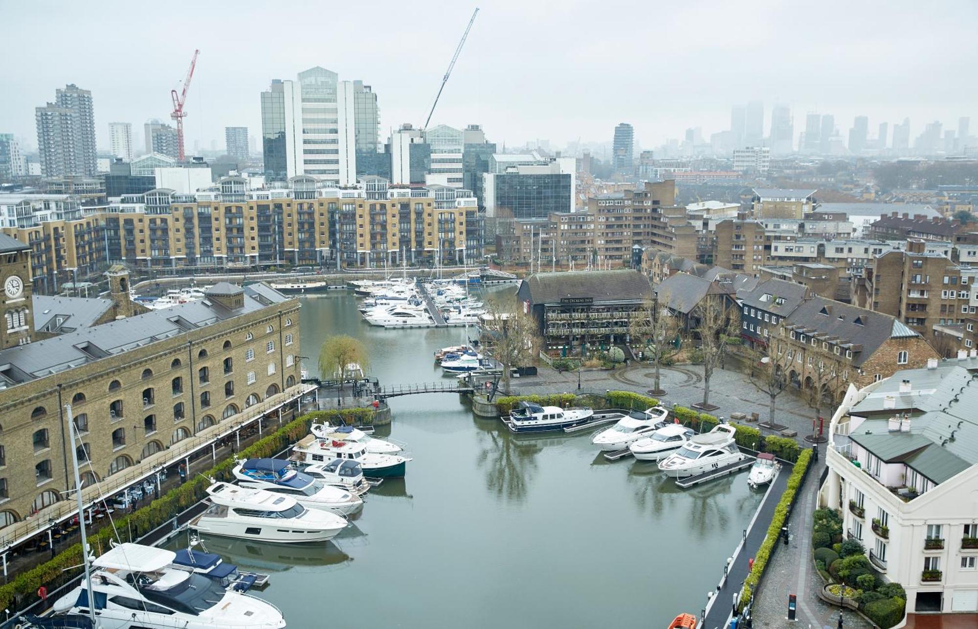 The Tower Hotel, By Thistle Londres Exterior foto The view of the marina from the hotel