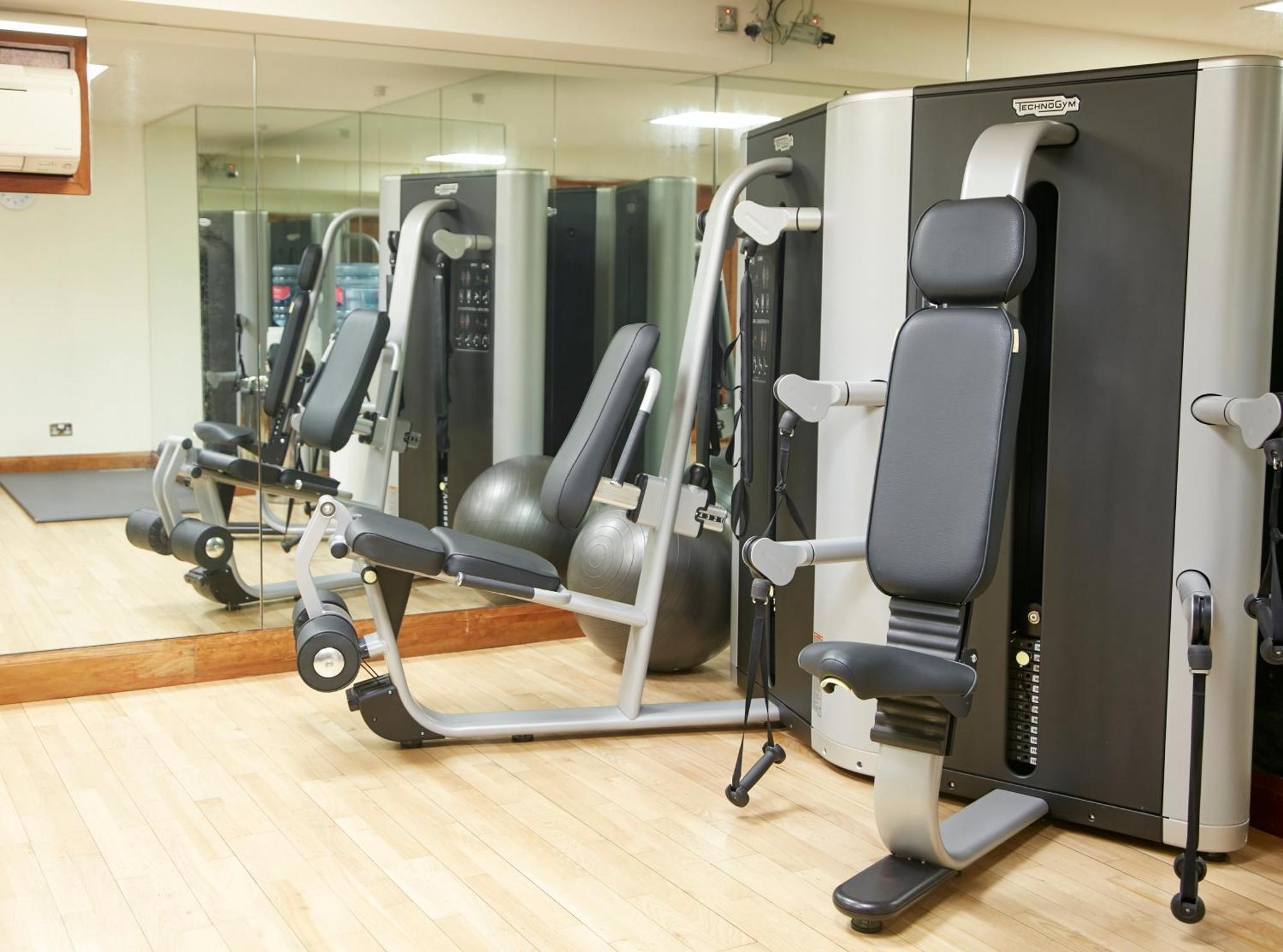 The Tower Hotel, By Thistle Londres Exterior foto Machines in a gym