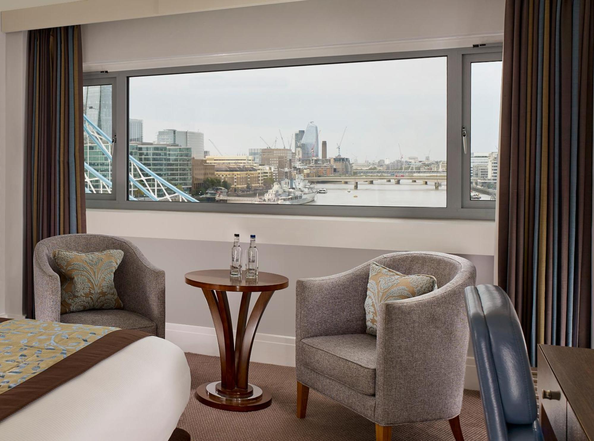 The Tower Hotel, By Thistle Londres Exterior foto The view of the Thames from a room at the hotel