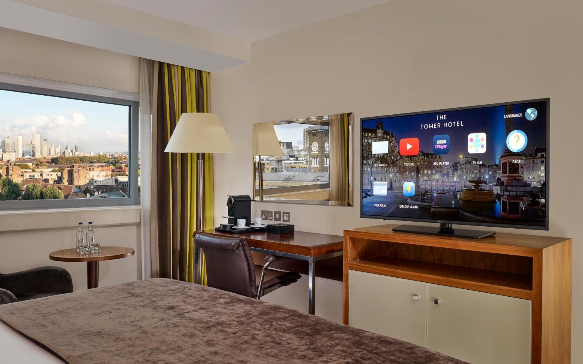 The Tower Hotel, By Thistle Londres Exterior foto The BBC iPlayer app displayed on a wall in a hotel room