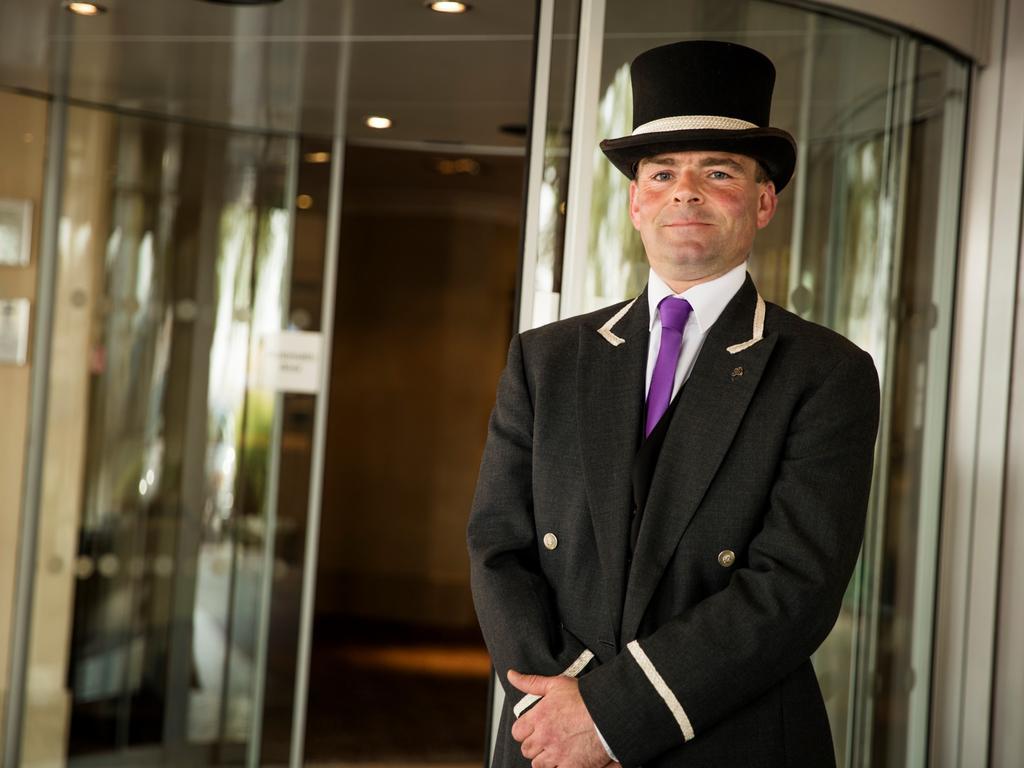 The Tower Hotel, By Thistle Londres Exterior foto Receptionist