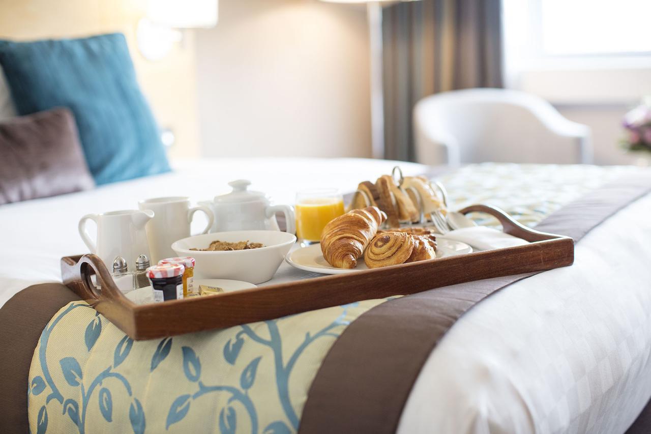 The Tower Hotel, By Thistle Londres Exterior foto Breakfast served in a hotel room