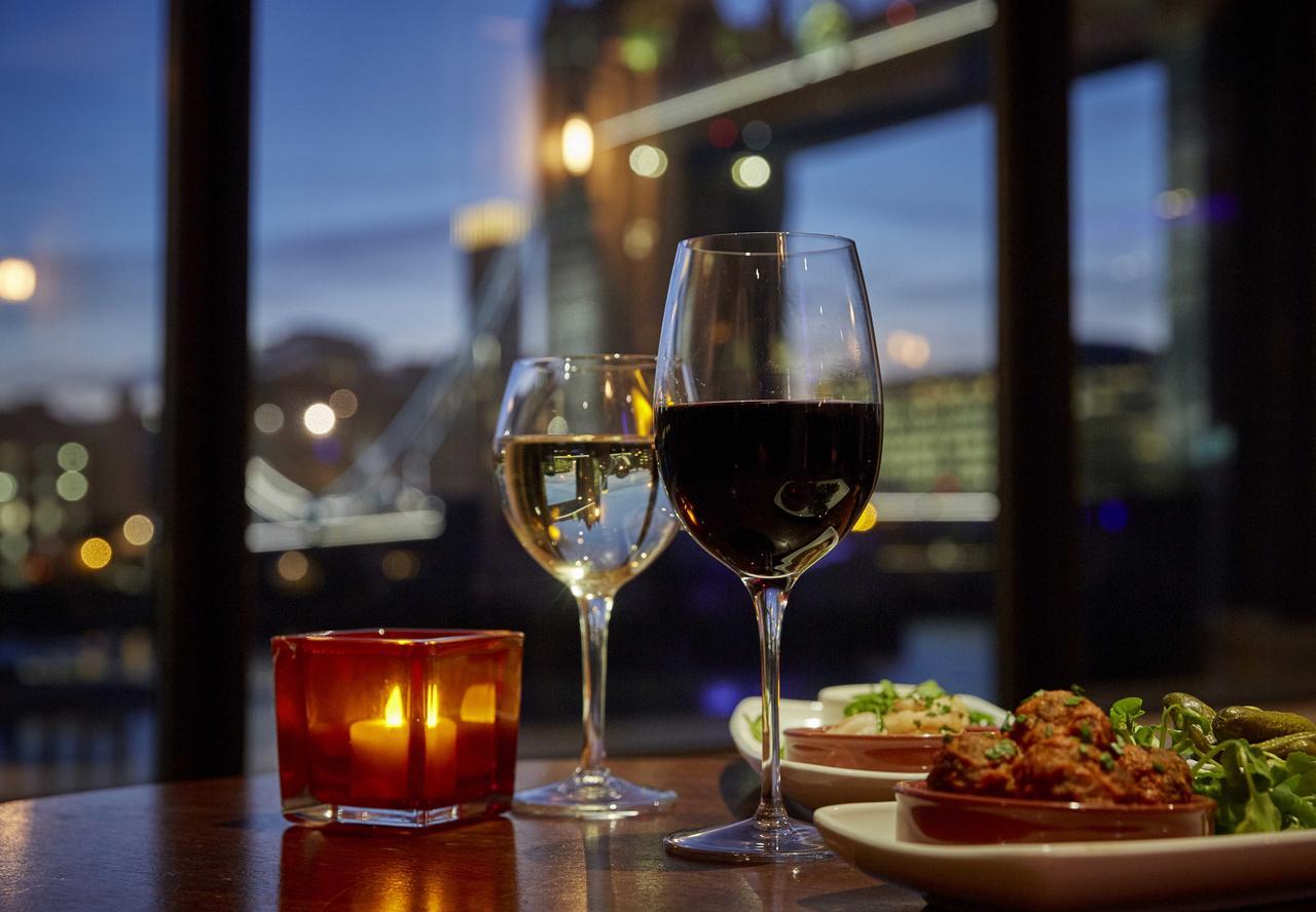 The Tower Hotel, By Thistle Londres Exterior foto Wine and tapas at a restaurant in Barcelona