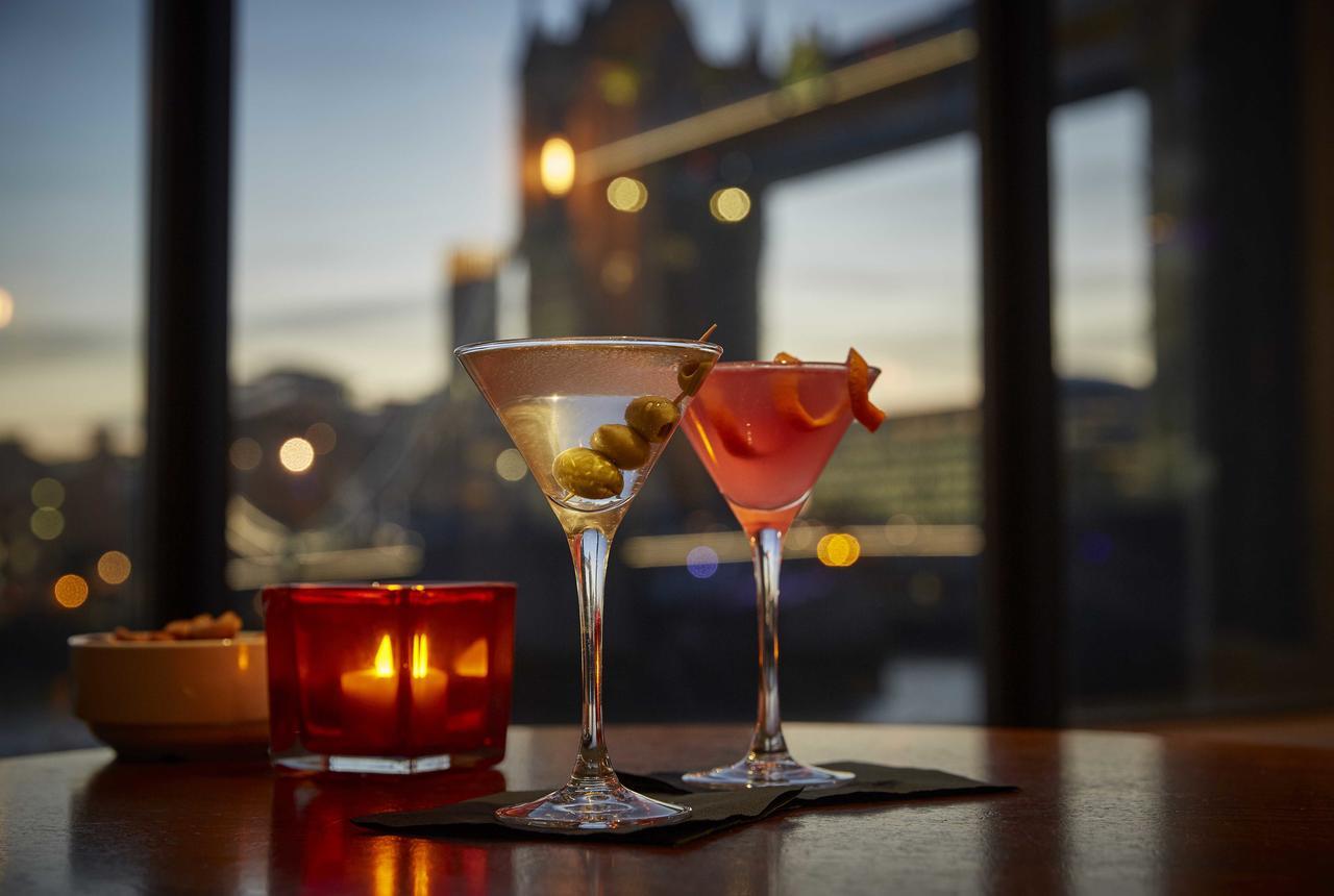 The Tower Hotel, By Thistle Londres Exterior foto Cocktails at the Skyline Bar